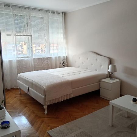Red Square Apartment Pirot Ngoại thất bức ảnh