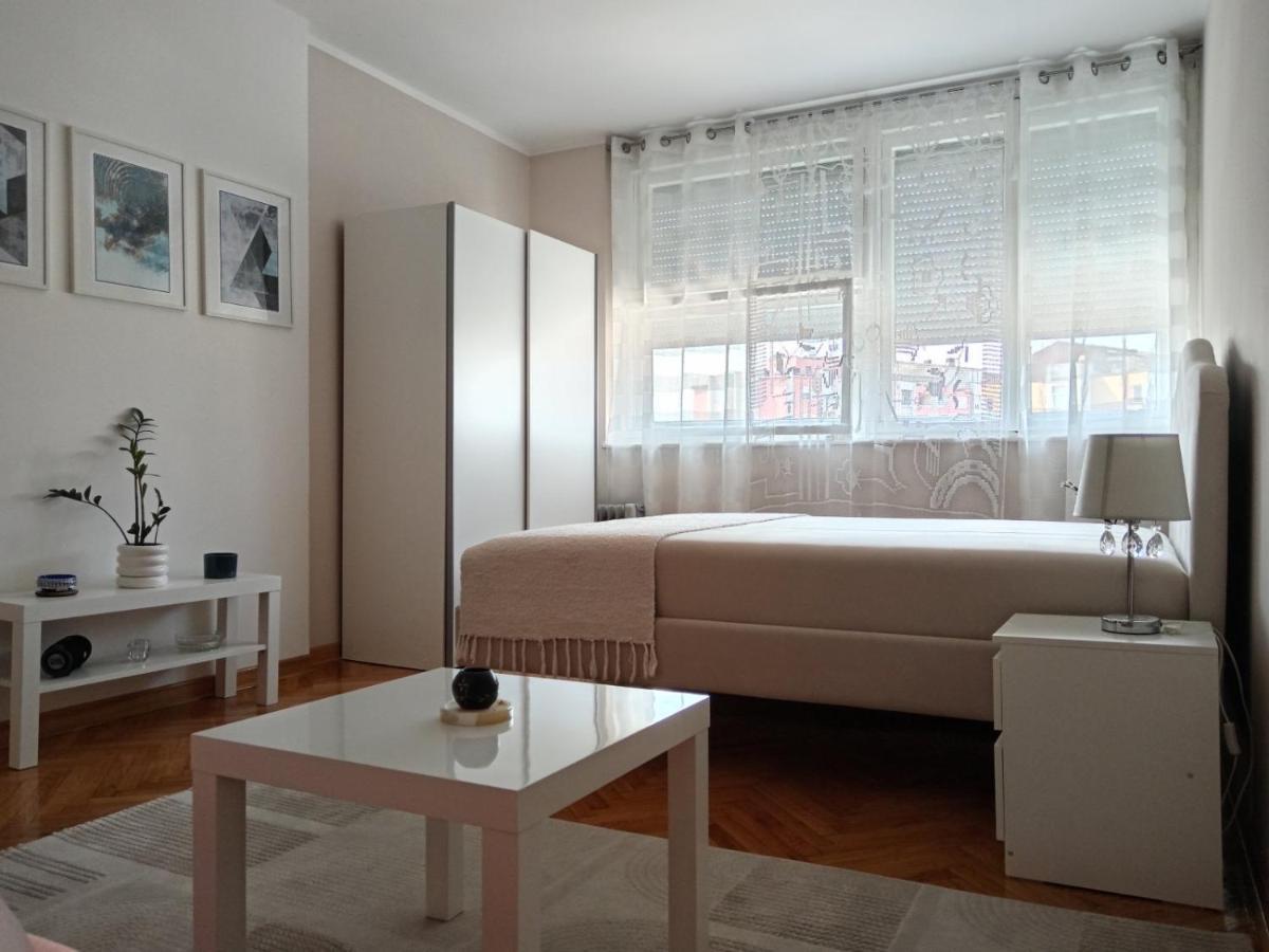 Red Square Apartment Pirot Ngoại thất bức ảnh