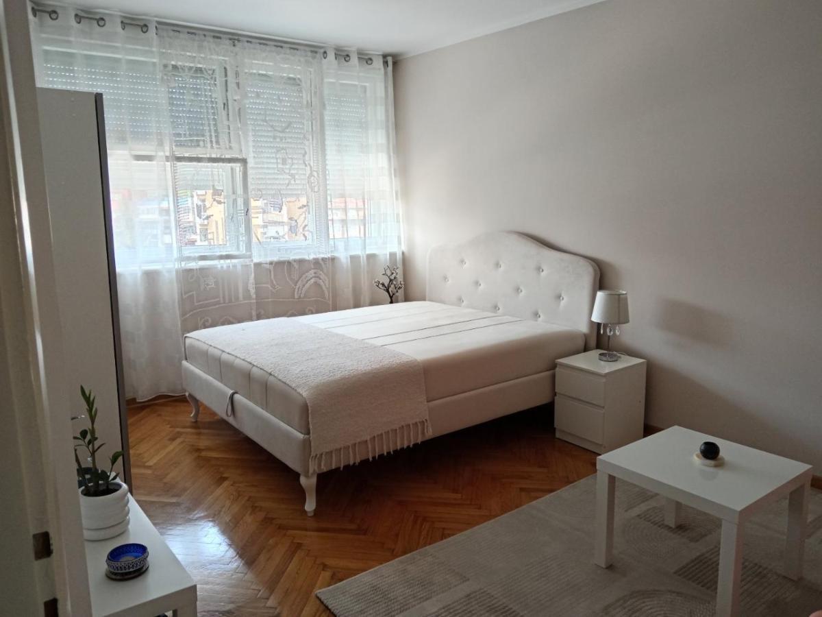 Red Square Apartment Pirot Ngoại thất bức ảnh
