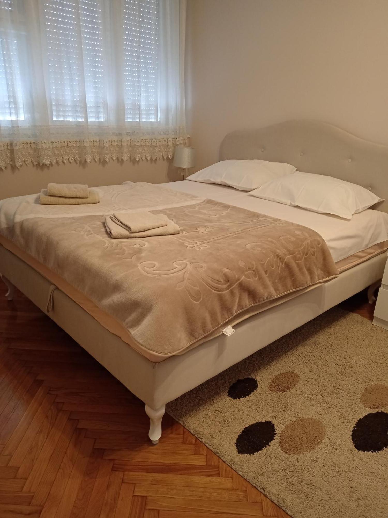 Red Square Apartment Pirot Ngoại thất bức ảnh